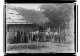 Grupo de indígenas e prováveis membros da expedição, Massaraby, Rio Negro
