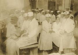 Médicos e enfermeiras do posto em atividade durante o surto de gripe espanhola