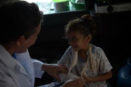 Abel Del Toro Pereza realizando atendimento domiciliar de uma criança
