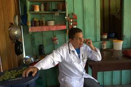 Abel Del Toro Pereza em residência de uma comunidade do arquipélago das Anavilhanas