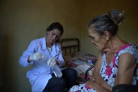 Enfermeira atendendo paciente com dificuldade de locomoção em Pindoba