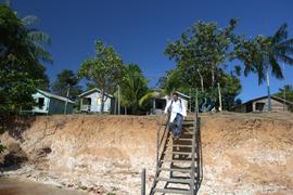 Médico Abel Del Toro Pereza em uma comunidade do arquipélago das Anavilhanas