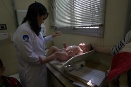 Eliaidys Llorente Borges pesando bebê em uma UBS de São Paulo