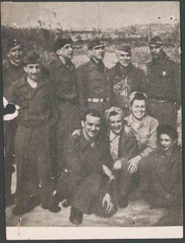 Enfermeira e soldados da Força Expedicionária Brasileira, durante a Segunda Guerra Mundial, na It...