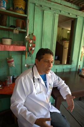Abel Del Toro Pereza em residência de uma comunidade do arquipélago das Anavilhanas
