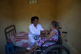 Bertha Payás Ríos atendendo paciente com dificuldade de locomoção em Pindoba