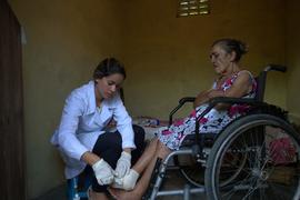 Enfermeira Bárbara Lais Lima atendendo paciente com dificuldade de locomoção em Pindoba