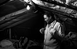 Loraine Lopez Maciel atendendo paciente em acampamento do MST em Santana do Livramento