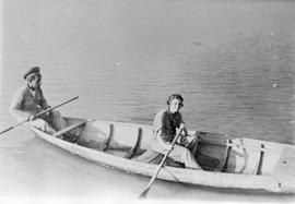 Maria Deane dentro de barco no rio Paraguai